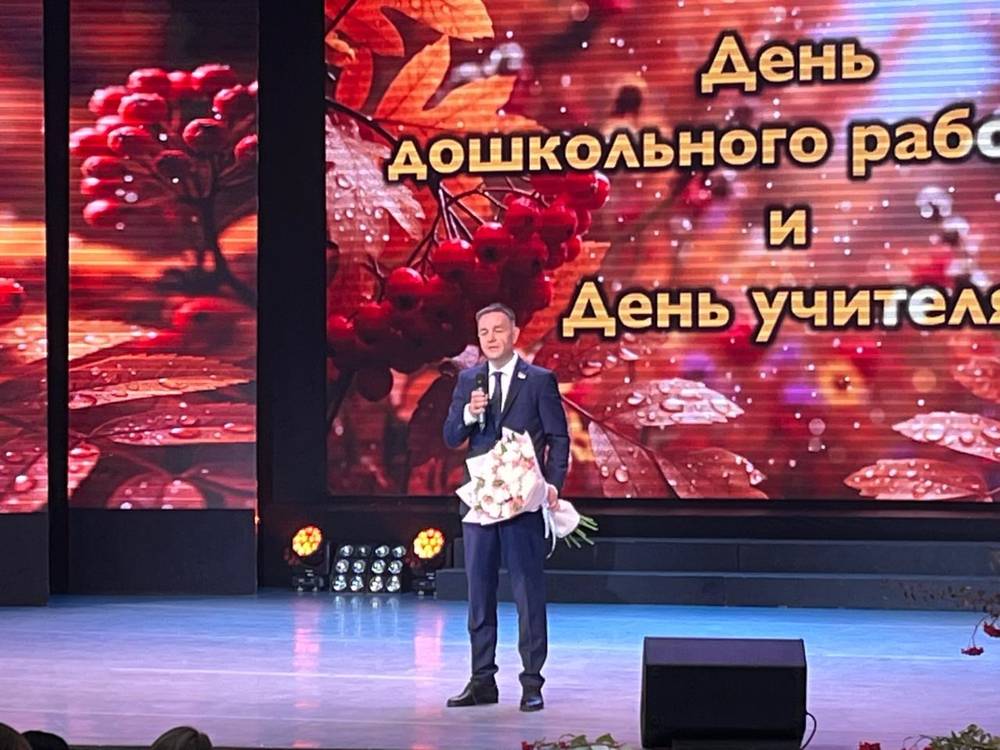 Депутат Андрей Осадчук вручил почётные грамоты няганским педагогам Депутат Андрей Осадчук вручил почётные грамоты няганским педагогам