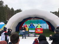 Координатор партийного проекта «Детский спорт» в Югре Андрей Осадчук вручил победителям денежные призы.